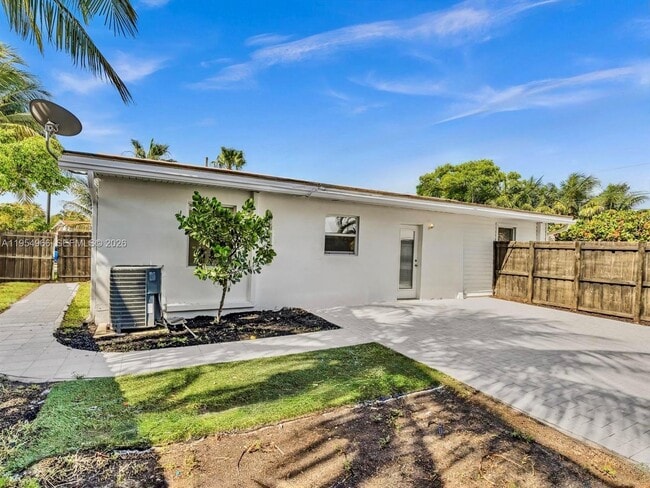 Building Photo - 1513 NE 30th Ct