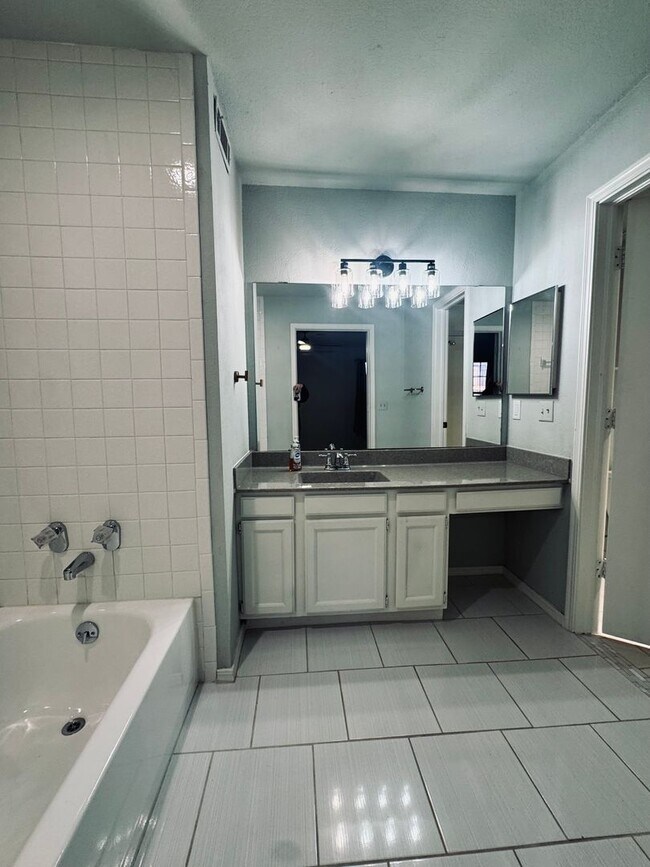 Building Photo - Beautifully Updated 2BR/2BA Condo in Gated Community – Modern Finishes & Pool Access