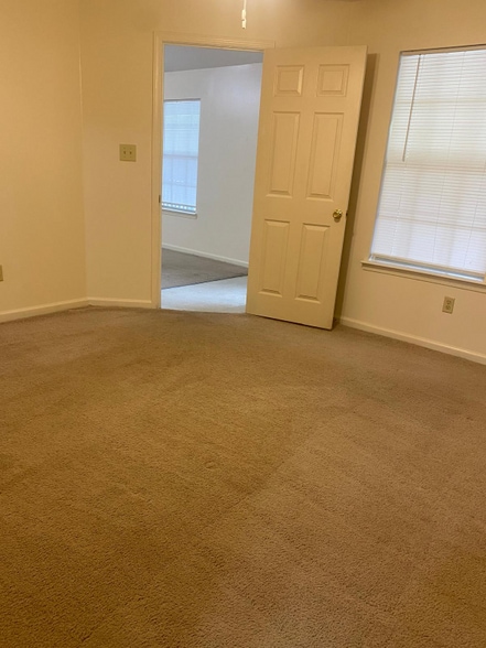 Building Photo - 120 Louise St