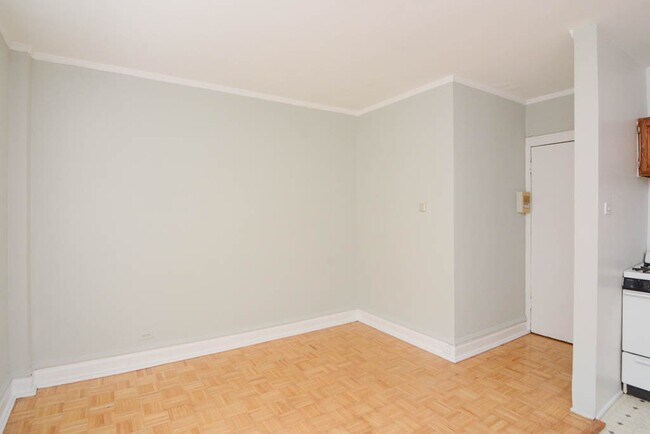 Building Photo - 714 W Belmont Ave