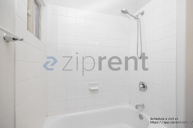 Building Photo - 490 Graves Ave