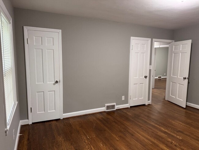 Building Photo - 3 bedroom 1 bath home, located in the Greystone area!