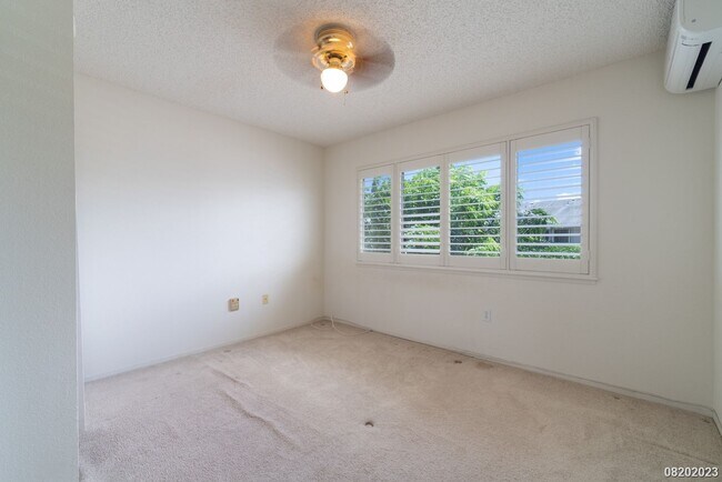 Building Photo - 3 Bed 2 Bath condo in Hillsdale Phase 2