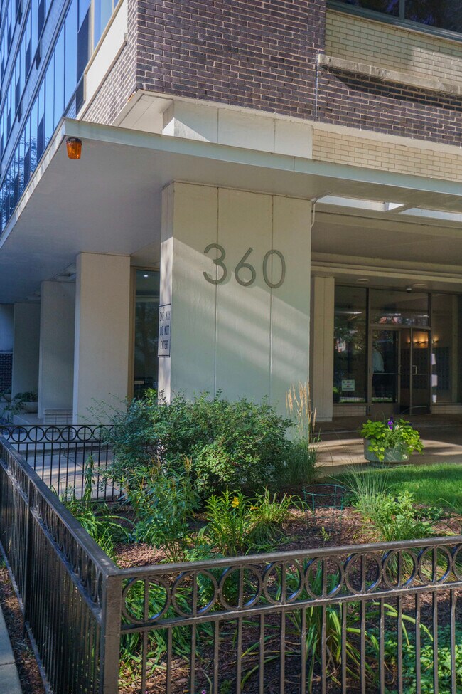 Building Photo - 360 W Wellington Ave
