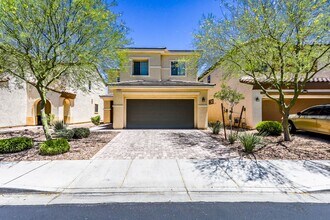 Building Photo - 4 Bed, Beauty With First Floor Bed And Full Bath