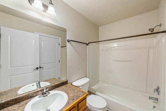 Building Photo - Stunning 3 bed 2 bath Condo in Pleasant Grove