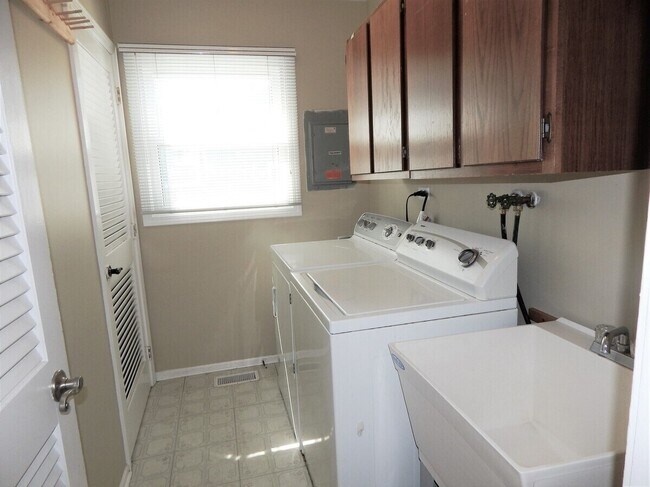 Building Photo - 920 Chaucer Way