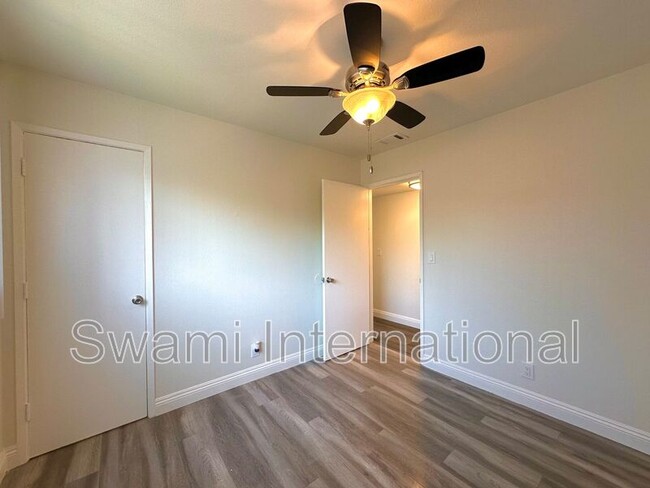 Building Photo - 25532 1/4 Oak St.