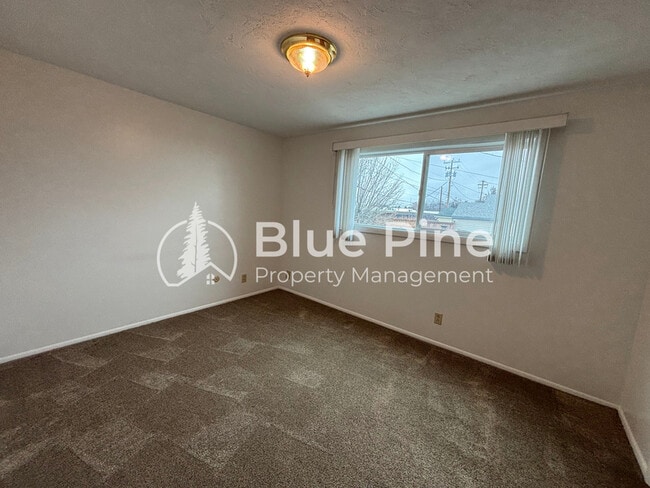 Building Photo - 542 Gladstone St