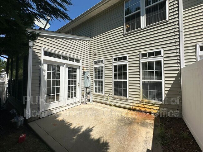 Building Photo - 6033 Queens Walk Ct