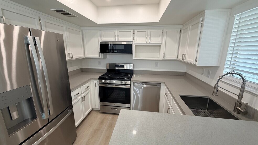Building Photo - 2600 Brookside Dr