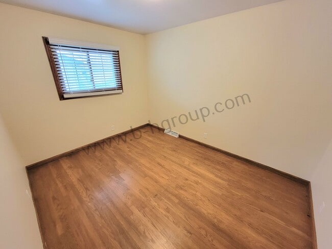 Building Photo - Great Location!