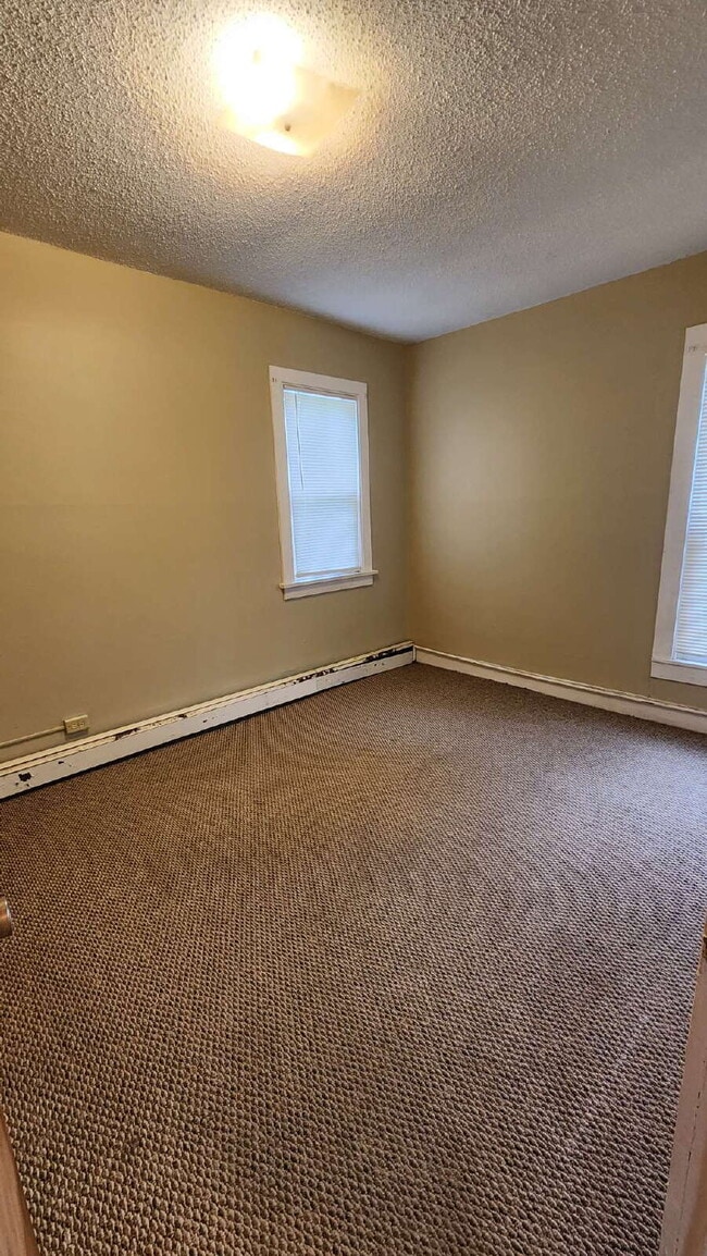Building Photo - 2 Bedroom, 1 Bathroom with Laundry & Off Street Parking - Available August 1st!