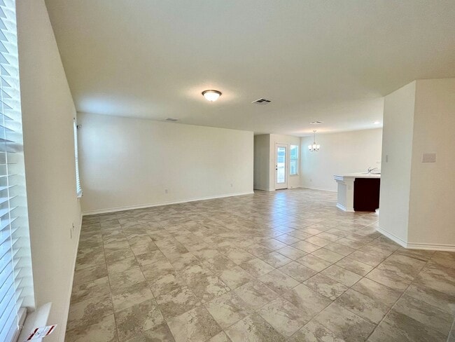 Building Photo - 3 Bedroom/2 Bath Skyview Subdivision