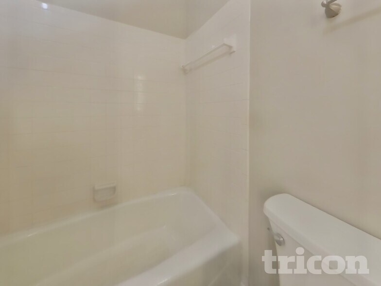 Building Photo - 1133 NE Banner Dr