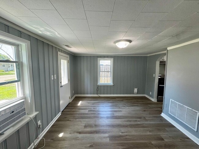 Building Photo - Newly Remodeled Home for Rent in Moline