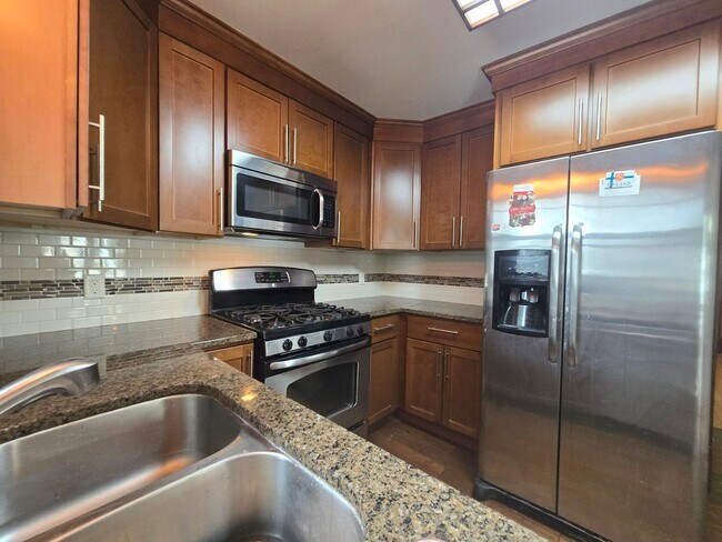 Building Photo - SINGLE FAMILY HOME! Great Location! Laundry, Wood Floors and Parking!