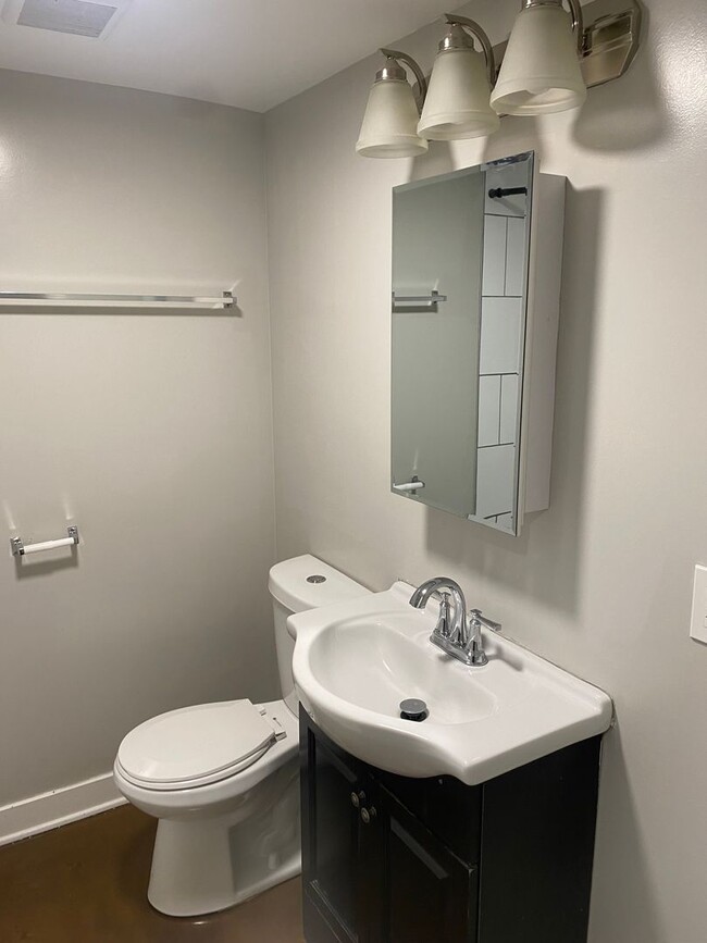 Building Photo - Spacious south side 5 bedroom beauty