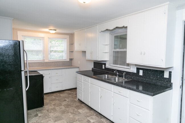 Building Photo - 508 Robbins Ave NW