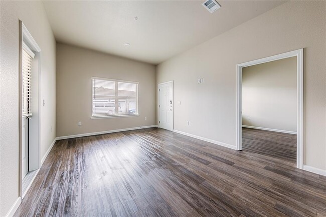 Building Photo - 501 Horseshoe Dr