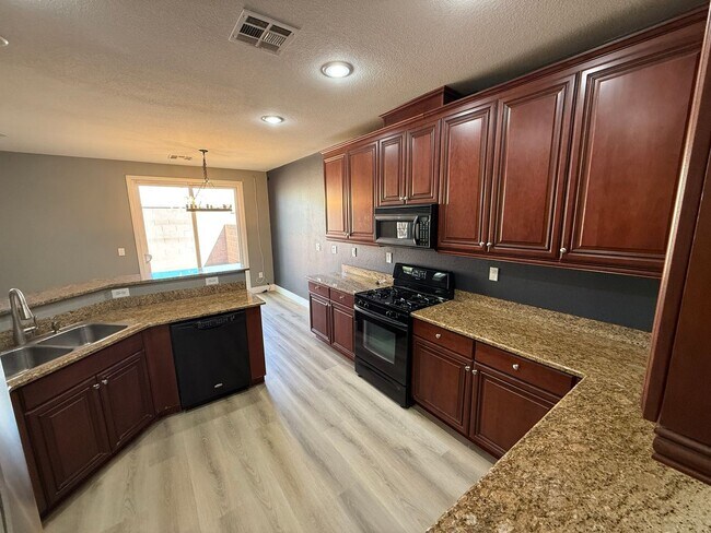 Building Photo - Beautiful 2-Story Townhome in Gated Area w...
