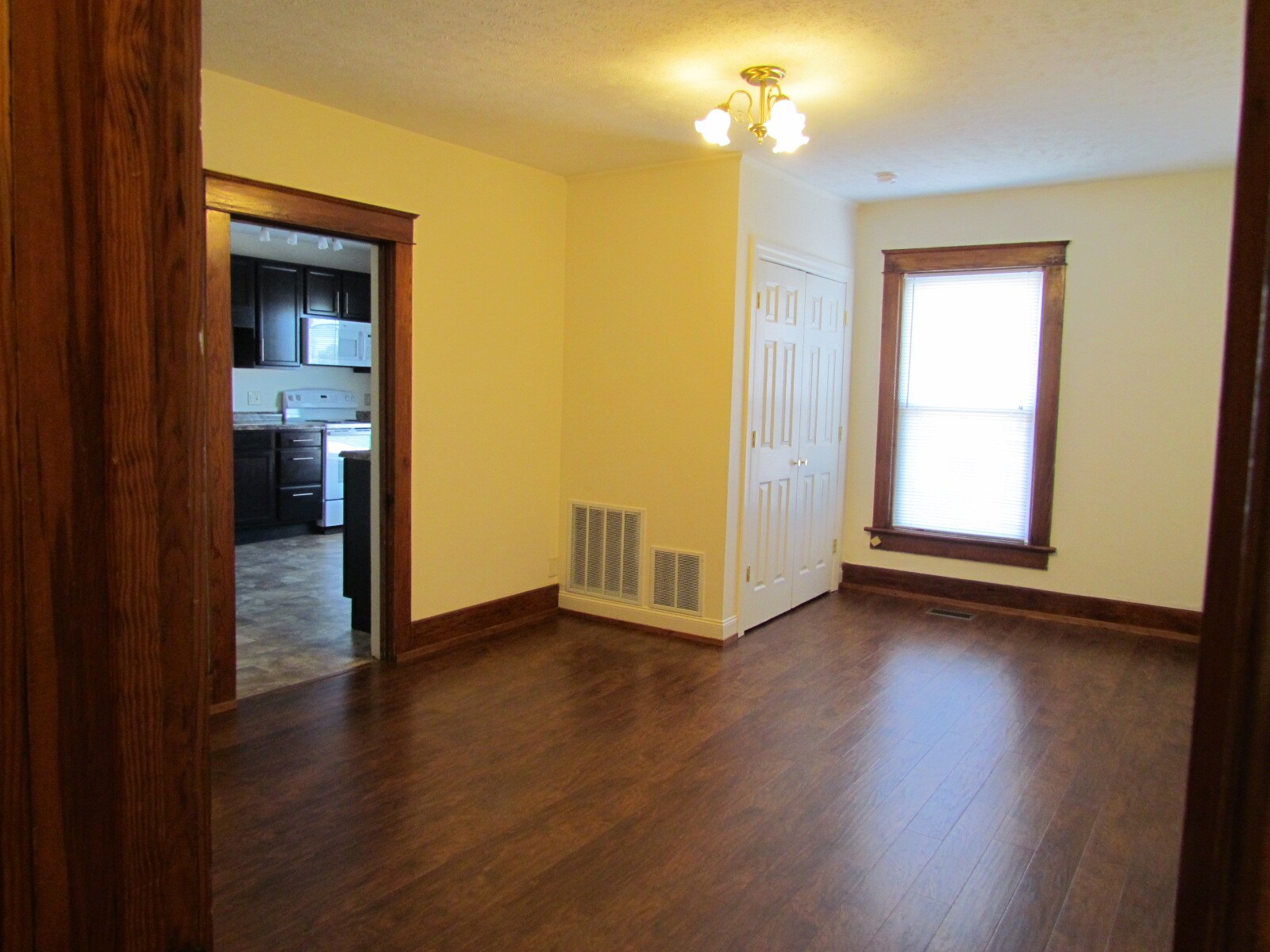 dining rm - 225 E Findlay St