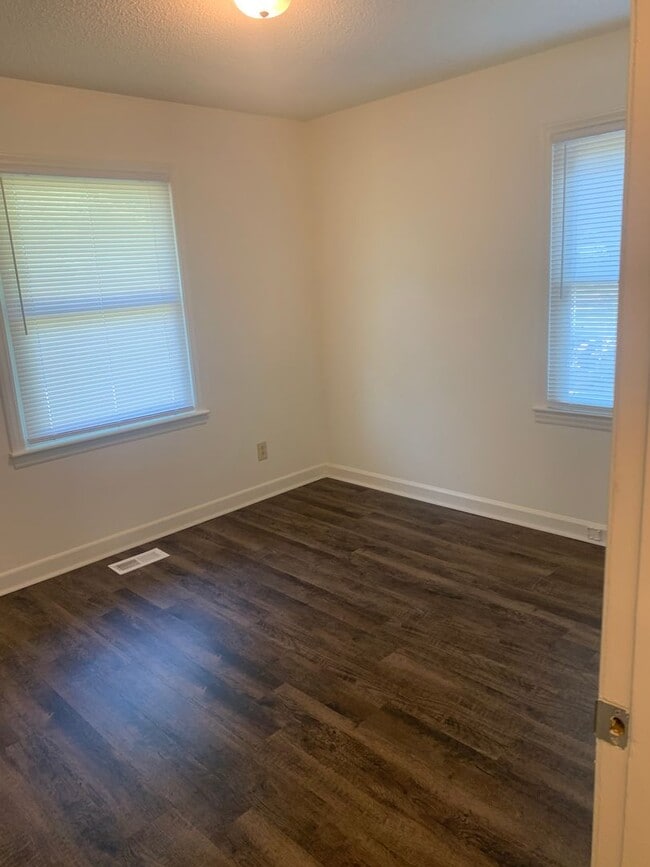 Building Photo - 3 Bed 1 Bath Home Available Fall 2026!