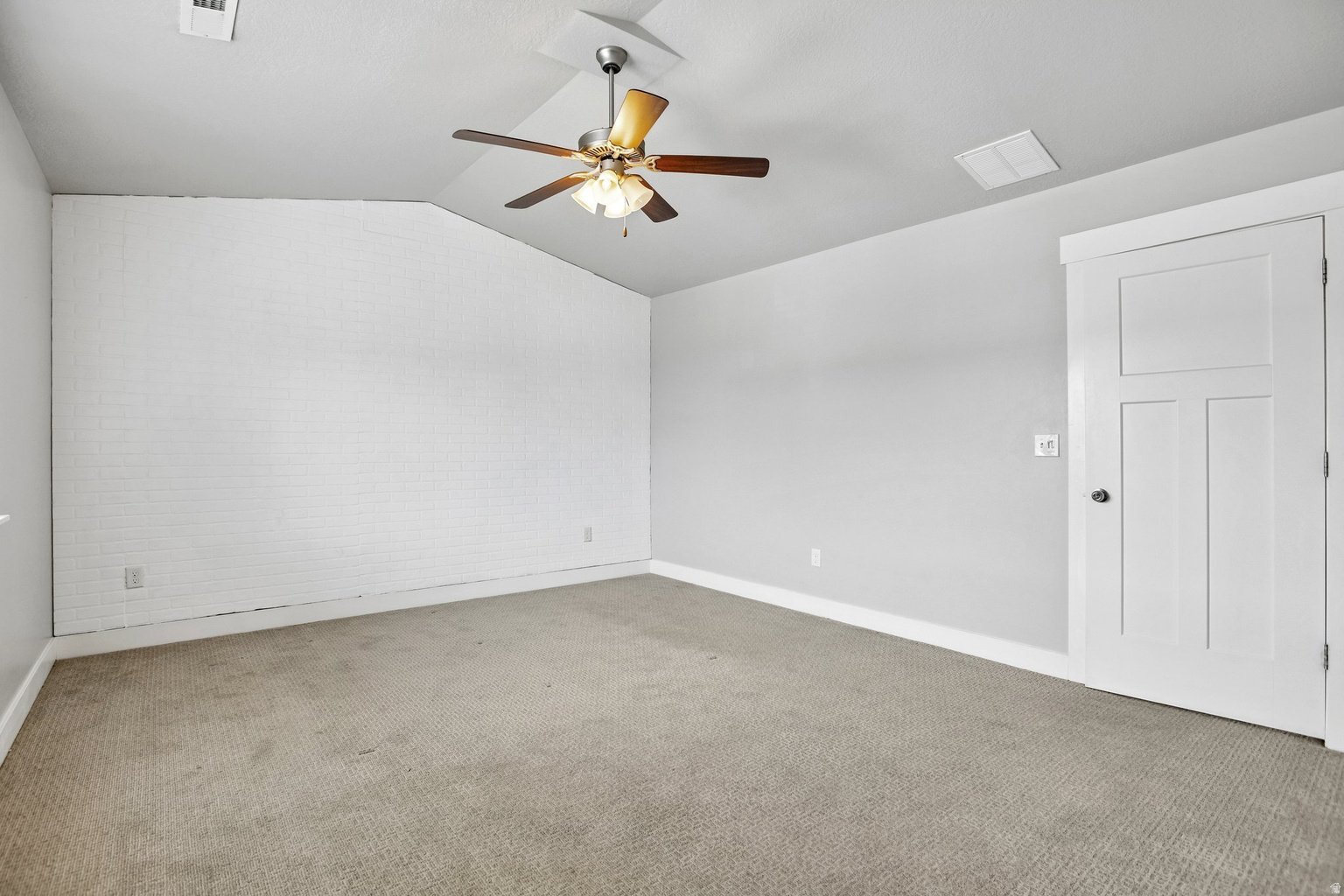 Building Photo - 167 W Silver Springs Dr