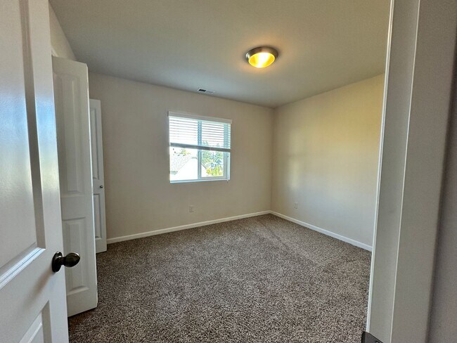 Building Photo - 2687 NW Beehollow Ln