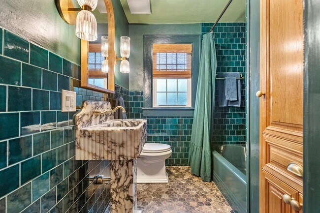 Building Photo - 821 Ingleside Ave