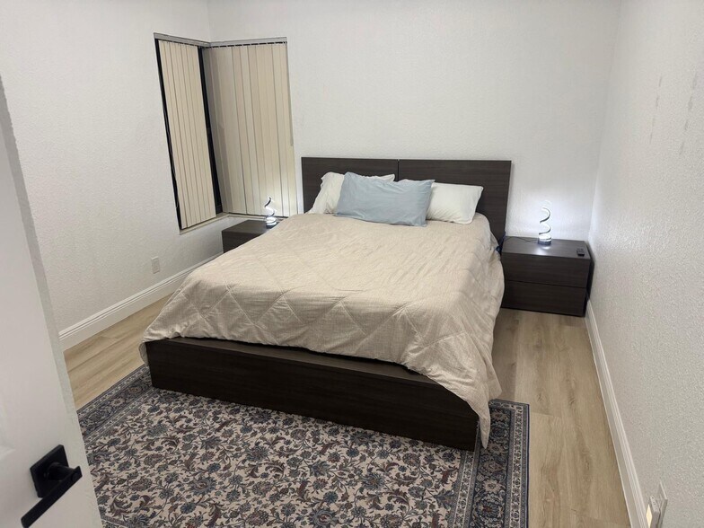 Queen bed and furniture second bedroom - 3888 Coral Tree Cir