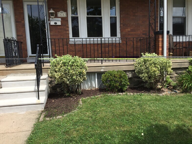 Building Photo - 478 Hermit St