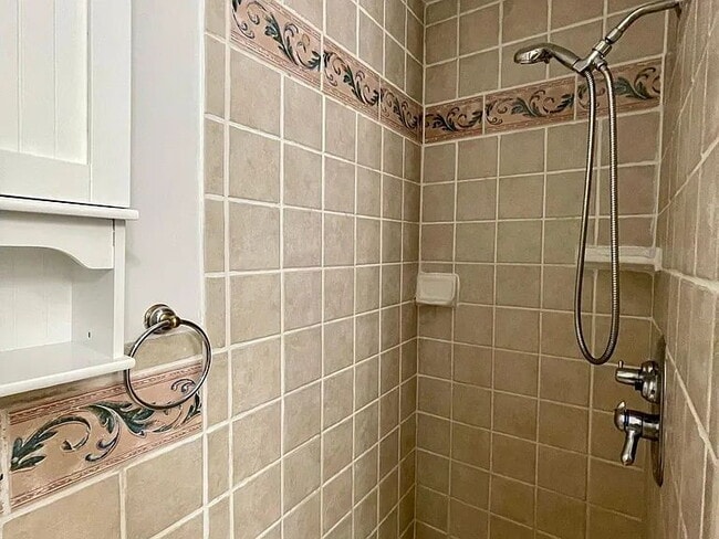 Building Photo - "Charming 2-Bed, 2-Bath Haven in the Heart of San Francisco!"