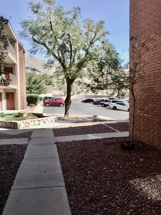 Building Photo - 4433 N Stanton St