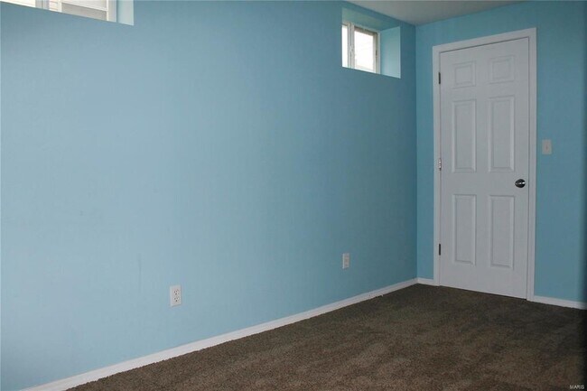 Building Photo - Move-in Ready!