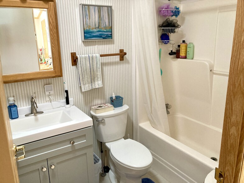 Main bathroom - 45 Abbott St