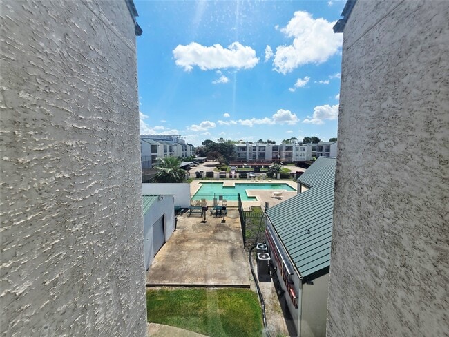 Building Photo - 2826 S Bartell Dr
