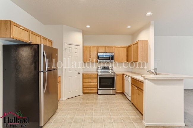 Building Photo - Spacious 3-Bedroom Home with High Ceilings...