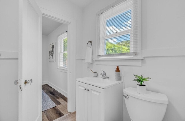 Building Photo - 2 bedroom, 1 bath house now available in North Portland! Piedmont Neighborhood!