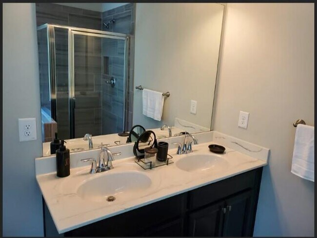 Building Photo - 201 Aventine Ln