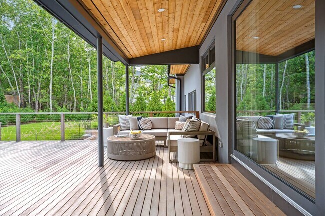 Building Photo - 32 Island View Dr W