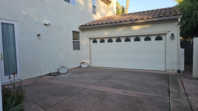 Building Photo - 5012 Crest Dr