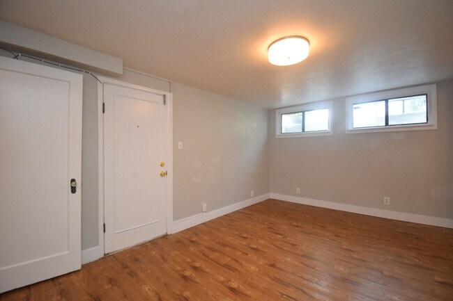 Building Photo - Unique 6 Bedroom Home in Midvale!