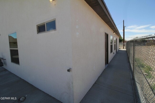Building Photo - 517 Val Verde St