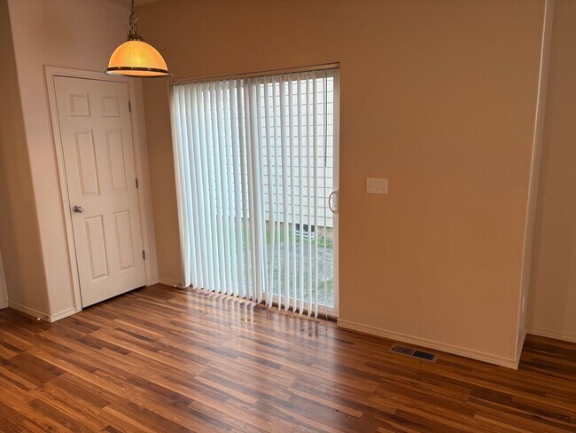 Building Photo - Well Maintained Spacious 4 BD Home with Granite Countertops, Hardwood Floors, High Ceilings, Grea...