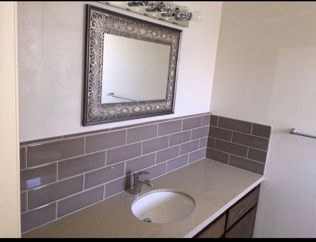 Building Photo - 9515