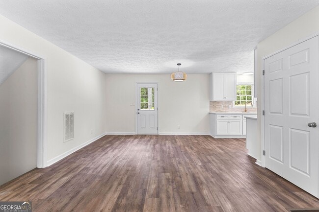 Building Photo - 223 Pinehaven Dr