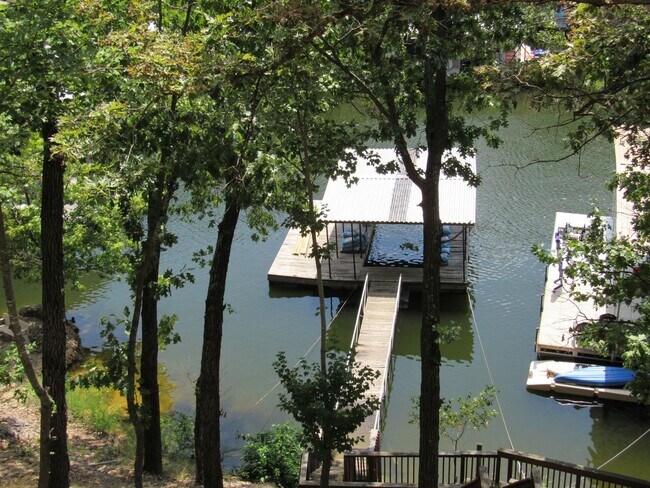 Building Photo - 2 bedroom lakefront house in Lake Ozark