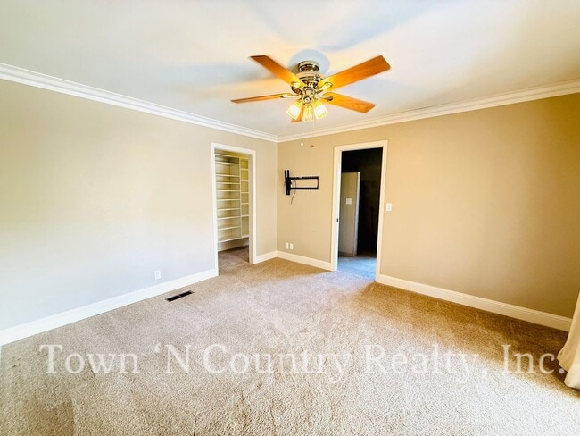 Building Photo - 22369 Ferdinand Ct