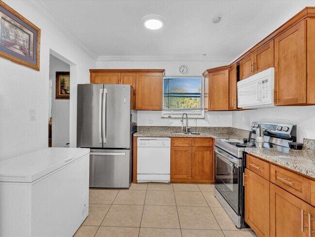 Building Photo - 700 SW 5th Ct